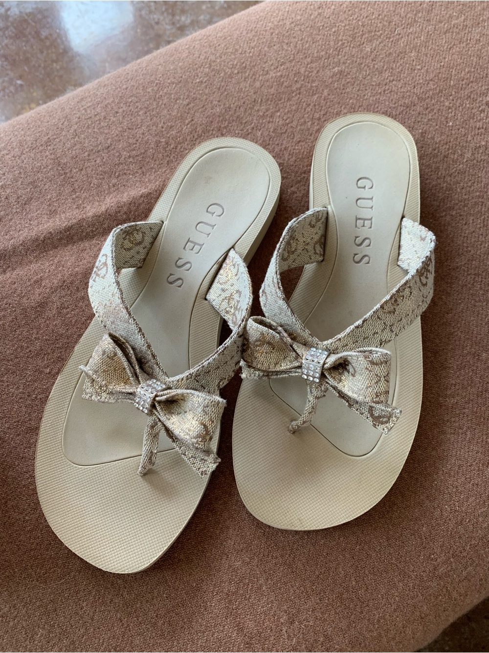 GUESS Gold Bow Thong Sandals Size 8 - Picture 3 of 7